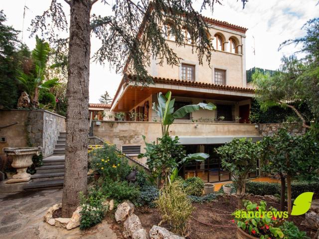 Casa de gran tamaño con excelentes calidades en el centro de. 760m² Figueres