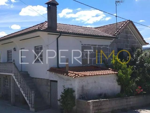Casa de Habitação e Terreno Amplo em Localização Rural