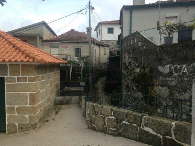 Casa de habitação inserida num pequeno aglomerado a cerca de 2 Km de Resende