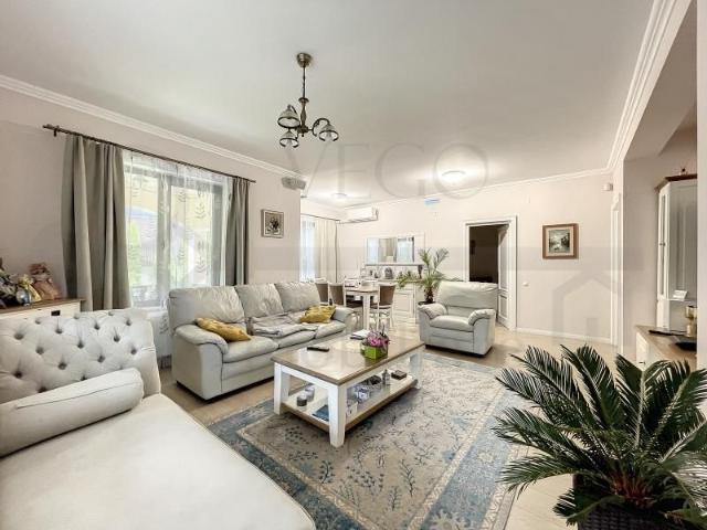 Casa de inchiriat, 5 camere, 2 bai, curte, garaj, 237 mp, zona Campului
