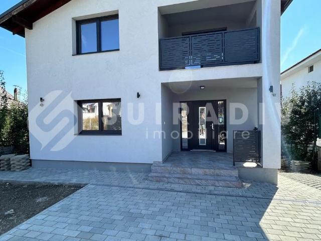 Casa de inchiriat cu 5 camere, 3 bai, curte in Dezmir