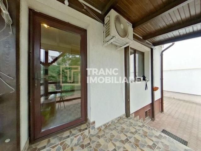 Casa de închiriat în Parneava / Curte spațioasă și c.