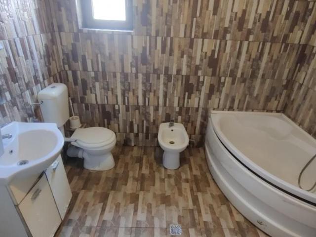 Casa de inchiriat pe 3 niveluri in Dumbravita, pretabila muncitori