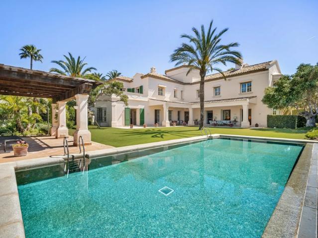 Casa de Jabalí es una primera finca frente a la playa en Los. 1045m² Marbella