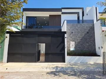 Casa de lujo con alberca y doble altura en la mejor zona de Colima