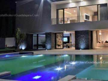 Casa de Lujo con Alberca y Mucho Jardín cerca Bugambilias Sur