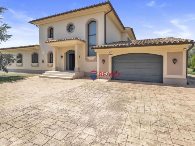 Peralada Golf | Villa premium en primera línea de golf con amplios jardines y máxima privacidad