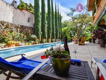 Casa de lujo en Venta en Ajijic con Alberca y Jardín