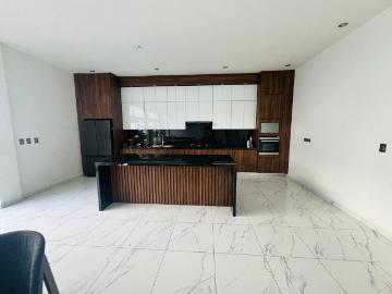 Casa de lujo en venta en La Encomienda con alberca y terrazas, 4 rec?maras, 3 niveles, frente a parque