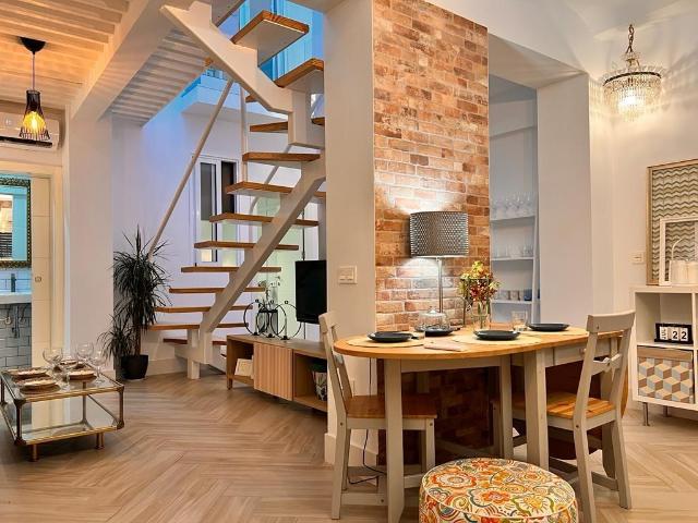Casa de Lujo Independiente con Tres Suites y Terraza en Nervión