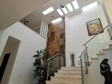 Casa de Lujo Moderna en Venta – Puerta de Hierro, Zapopan