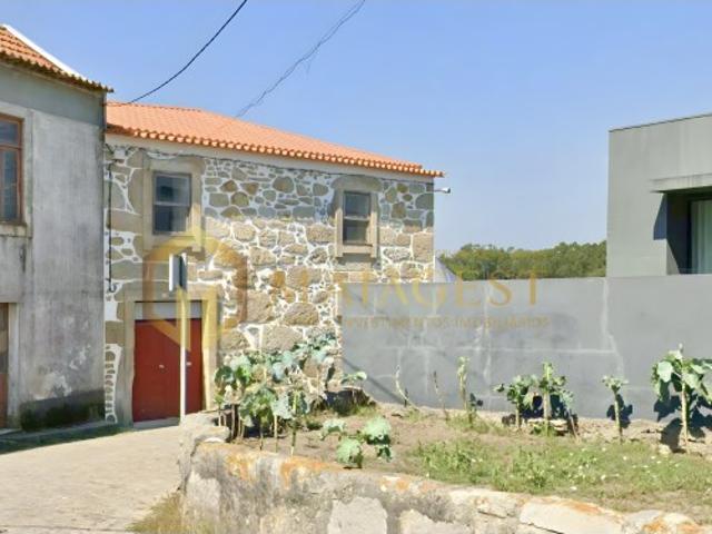 Casa de Lavoura T4 em Granito com Terreno de 5.000 m2 em Matosinhos