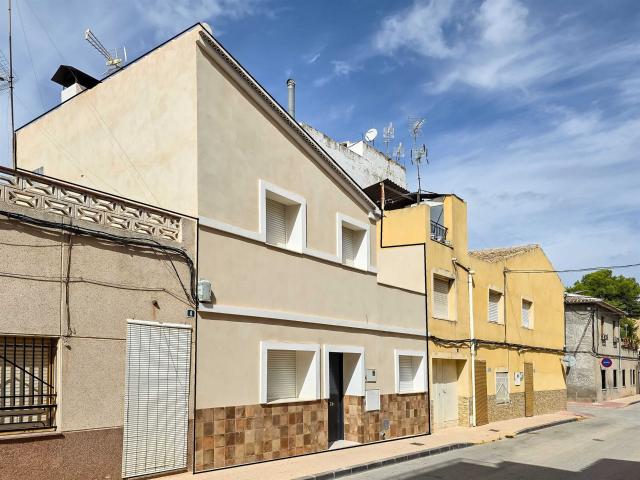 Casa de pueblo totalmente renovada de dos plantas con azotea. 103m² Pinoso