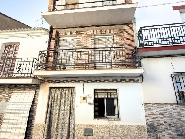 # *Casa de Pueblo Tradicional de 4 Dormitorios con Potencial para Ampliar la Terraza – ¡Solo 35.000 €!