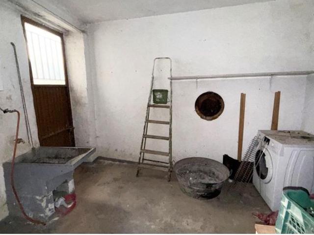 # *Casa de Pueblo Tradicional de 4 Dormitorios con Potencial para Ampliar la Terraza – ¡Solo 35.00