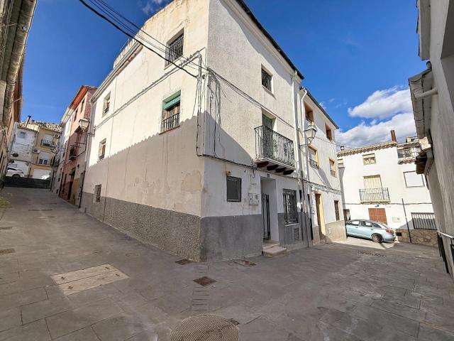 Casa de pueblo amplia con terraza y vistas despejadas en el casco antiguo de Onil