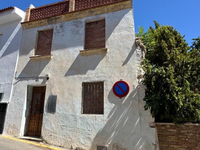 Casa de pueblo, centrico y con amplio jardín para reformar íntegramente
