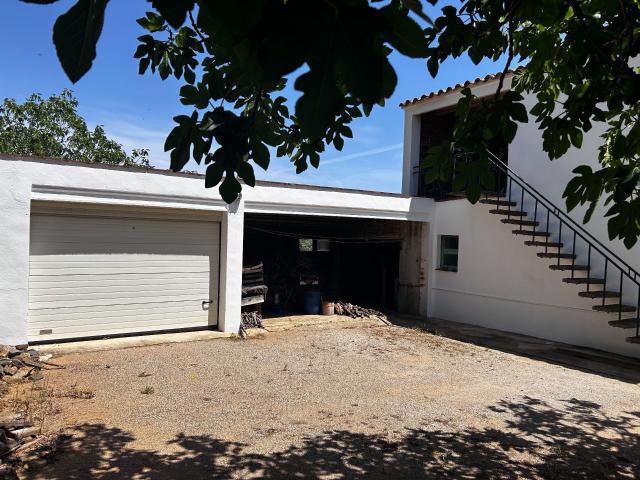 Casa de pueblo con amplio terreno