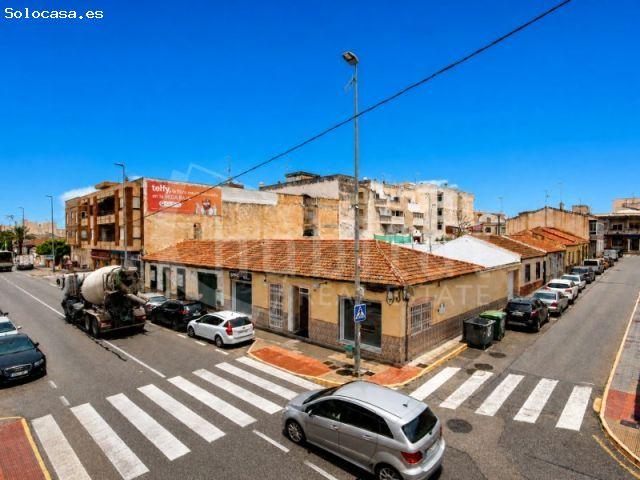 Casa de pueblo con garaje, terraza y solárium privado a la venta en Los