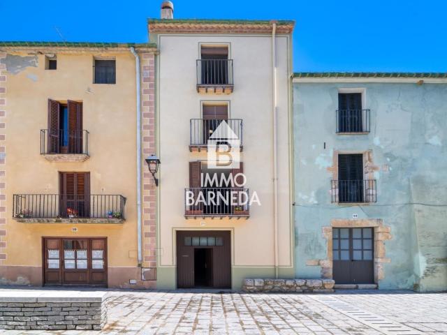 Casa de pueblo con encanto y vistas a la plaza en el corazón. 295m² Peralada