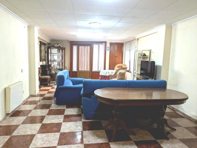 Casa de Pueblo con infinitas posibilidades, gran patio, bodega y terrazas