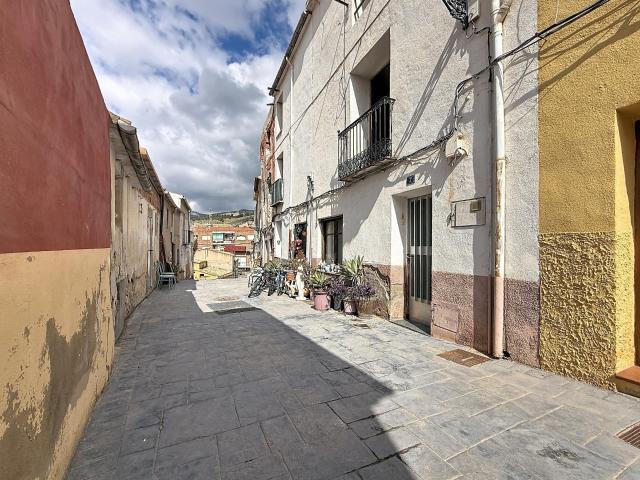 Casa de pueblo con patio interior y alma tradicional en el casco antiguo de Onil