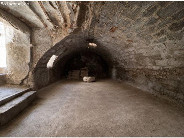 Casa de pueblo con patio y trastero para actualizar en Pliego