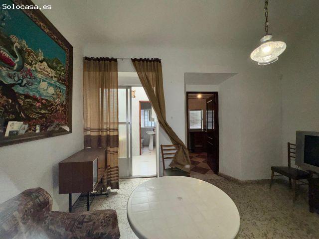Casa de pueblo con patio y múltiples estancias para reformar