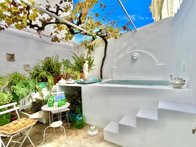 Casa de pueblo con patio y piscina en Archidona