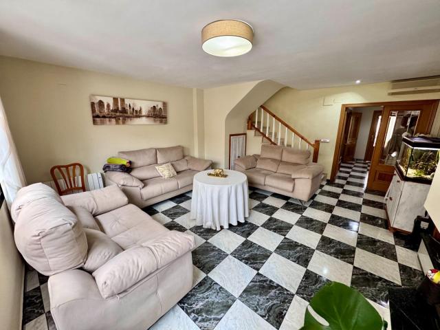 Casa de pueblo con piscina, garaje y terraza en el centro de Silla