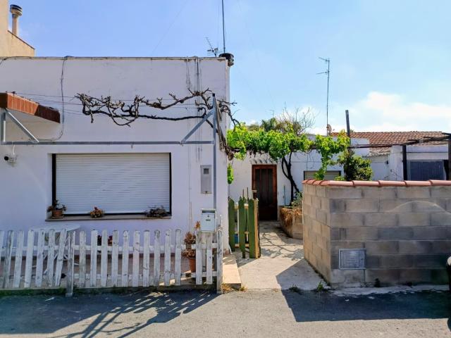 Casa de pueblo con terraza y gran potencial en el centro de Deltebre