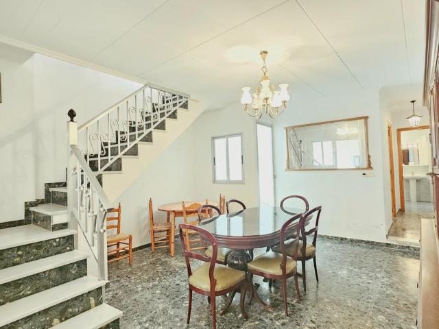 Casa de pueblo esquinera, luminosa y lista para entrar a vivir – Zona Mercado