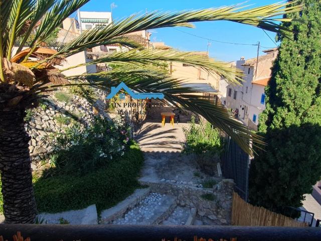 Casa de pueblo independiente en parcela urbana en el corazón de Callosa