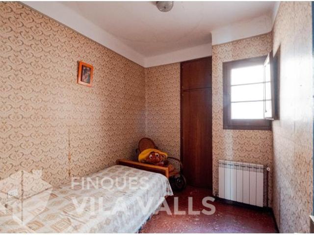 Casa de pueblo muy céntrica con gran local en semi sótano
