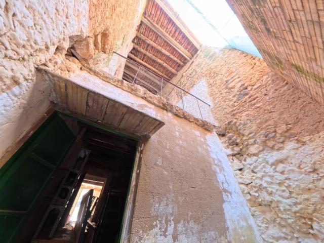Casa de pueblo para reformar en el centro de Freginals