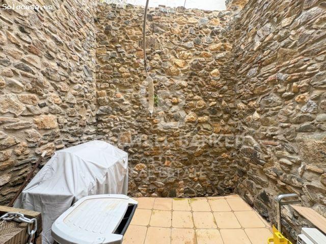 Casa de pueblo reformada con bóvedas y terraza en Garriguella