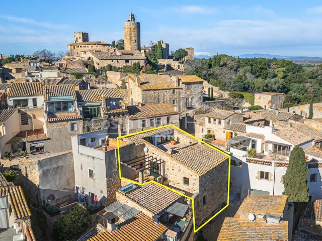 Casa de pueblo reformada en venta en Pals con piscina privad. 355m² Pals