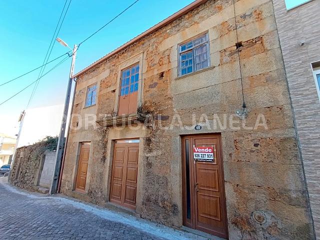Casa de Pedra com terreno no centro de Escarigo Fundão
