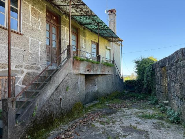 Casa de Pedra com logradouro e anexos