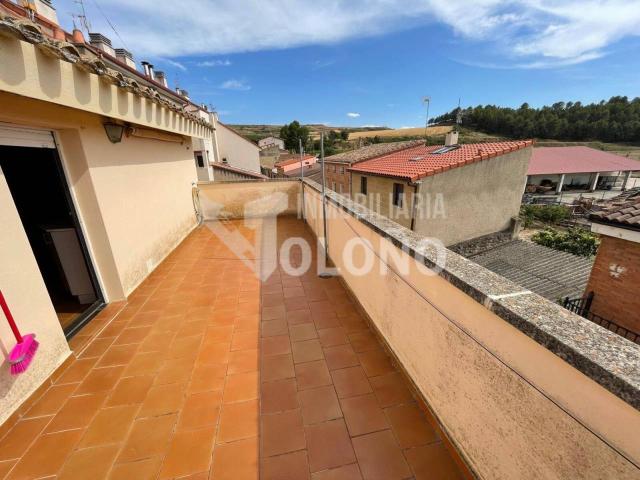 Casa de piedra con amplia terraza
