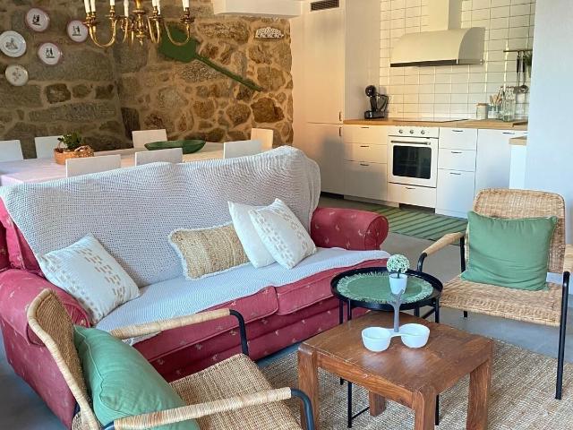 Casa de piedra con encanto, jardín con hórreo y licencia vacacional en Poio, Sanxenxo