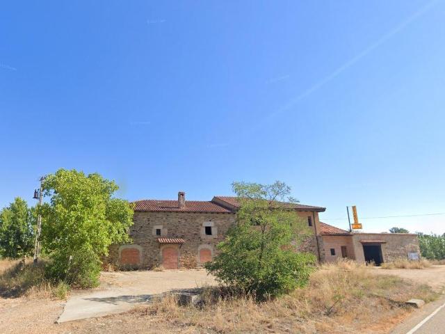 CASA DE PIEDRA CON JARDIN EN ALIJA DEL INFANTADO