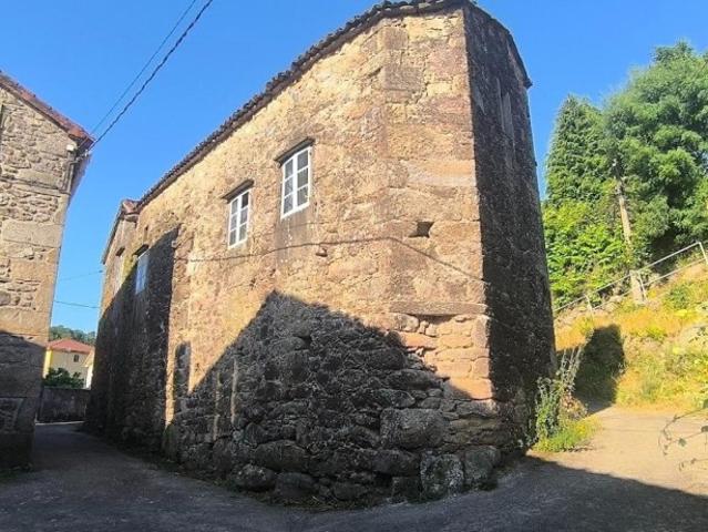 Casa de piedra con potencial a precio increíble