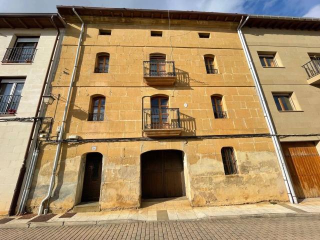 Casa de piedra con terraza y terreno