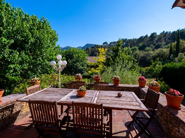 Casa de piedra con vistas al Montseny en Osona, Barcelona, España