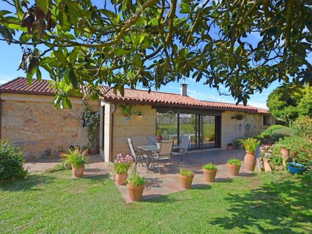 CASA DE PIEDRA DE PLANTA BAJA DE 3 HABITACIONES 1 BAÑO SOBRE AMPLIA PARCELA LLANA SOLEADA