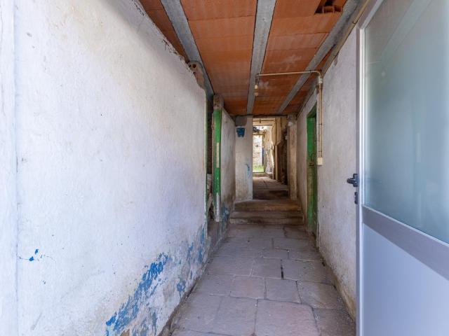 Casa de piedra en Forcarei con 363 m² y patio – oportunidad de rehabilitación