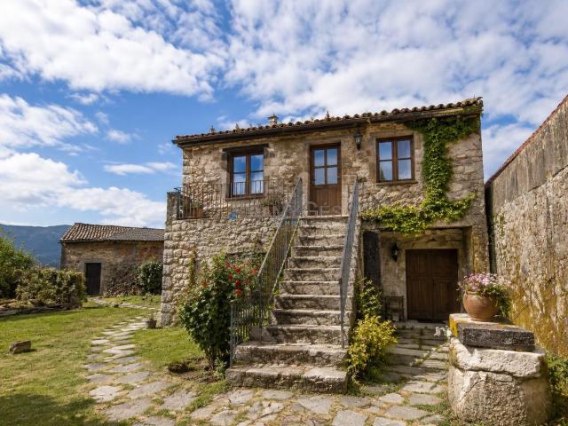 CASA DE PIEDRA RÚSTICA PARA REHABILITAR EN FORCADELA SOBRE PARCELA LLANA DE 1.140 M²