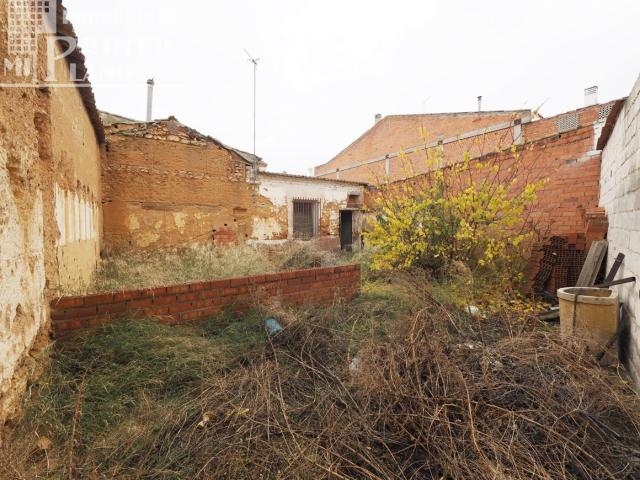 Casa de planta baja con 255m2 Y 10m de fachada, junto a García Pavón por 54.000 Euros