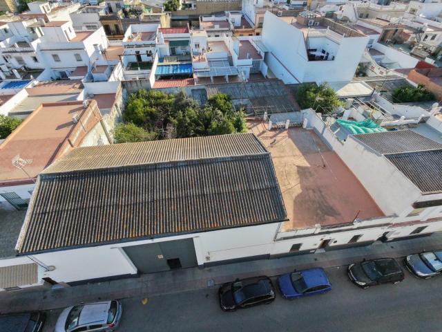 Casa de planta baja con nave garaje y gran huerto